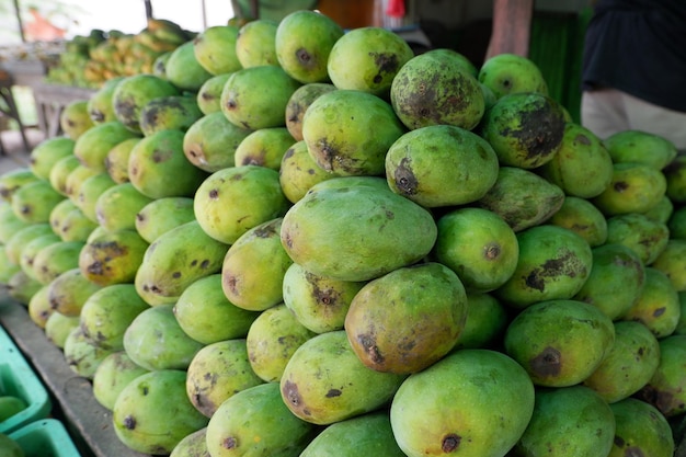 stapel mango's op een houten plank voor verkoop op een traditionele markt