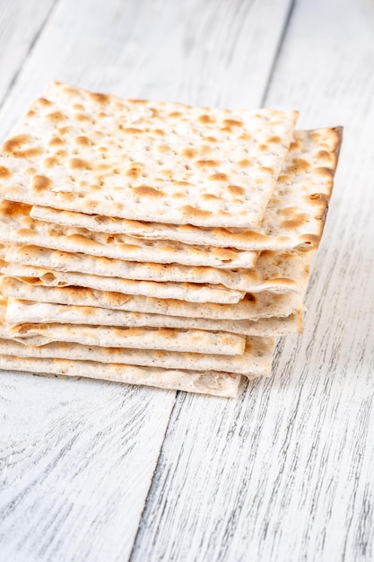 Foto stapel matzah op de witte houten achtergrond