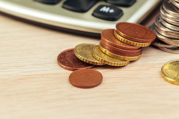 stapel munten en rekenmachine, concept voor zakelijke financiën