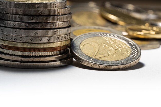 Stapel munten en twee euromunten met zachte focus