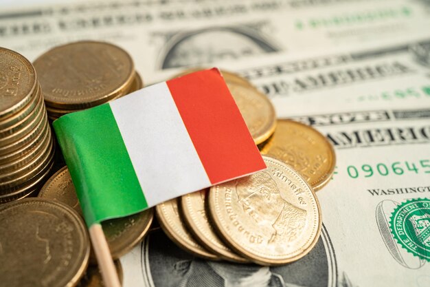 Foto stapel munten geld met italiaanse vlag financiën bankconcept