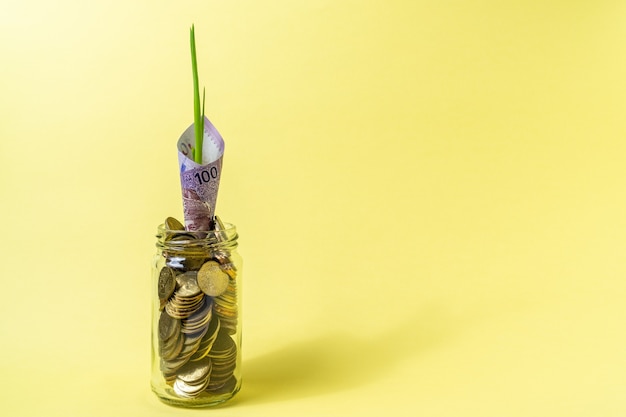 Foto stapel munten in een glazen fles. zakelijk en financieel concept.