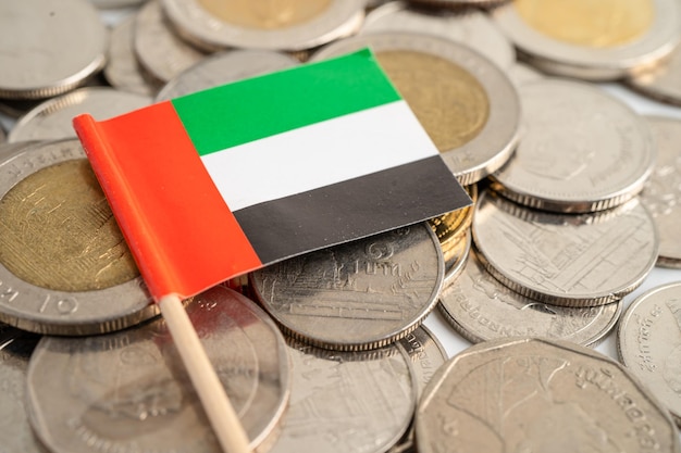 Foto stapel munten met de vlag van de arabische emiraten