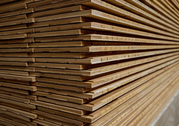 Stapel natuurlijke ruwe houten planken.
