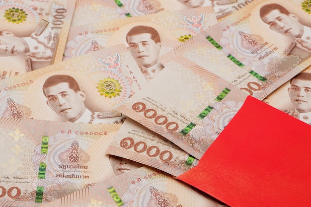 Stapel nieuwe 1000 Thaise Baht-bankbiljetten met rode envelop voor Chinees Nieuwjaar Lucky Money