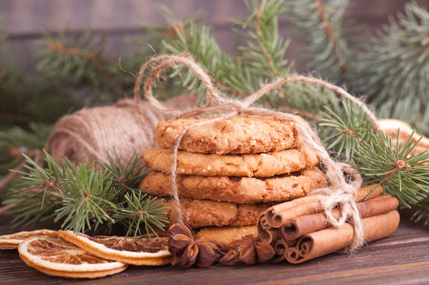 stapel notenkoekjes, kaneel, badon, sinaasappels, noten.