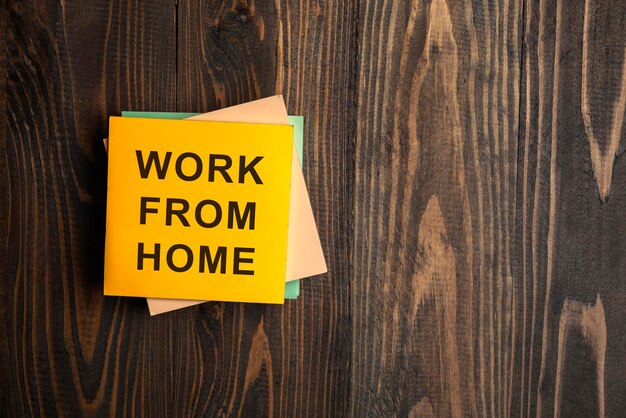 Stapel notitiepapier met Work From Home-tekst