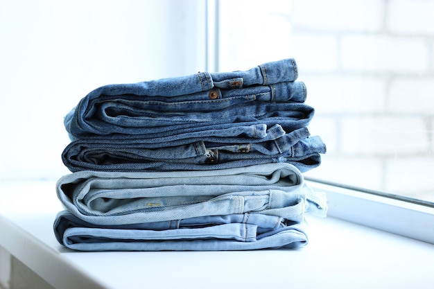 Stapel opgevouwen jeans op tafel