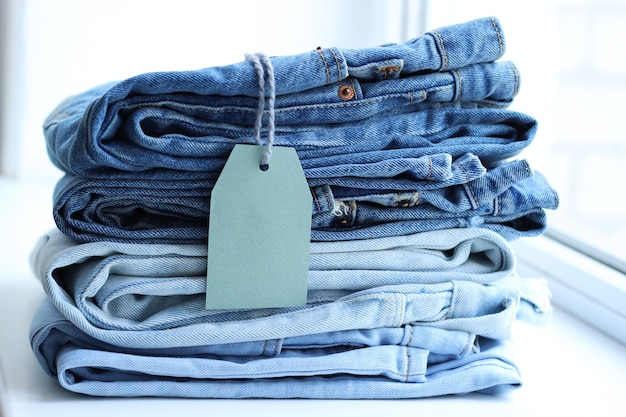 Stapel opgevouwen jeans op tafel