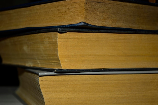 Foto stapel oude boeken close-up