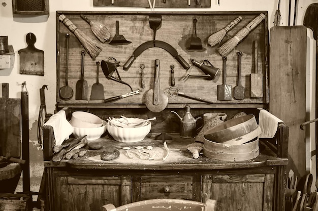 Foto stapel oude boeken in de keuken thuis.