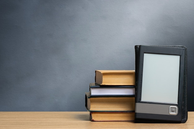 Stapel oude boeken op tafel