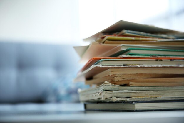 Foto stapel oude boeken op witte tafel