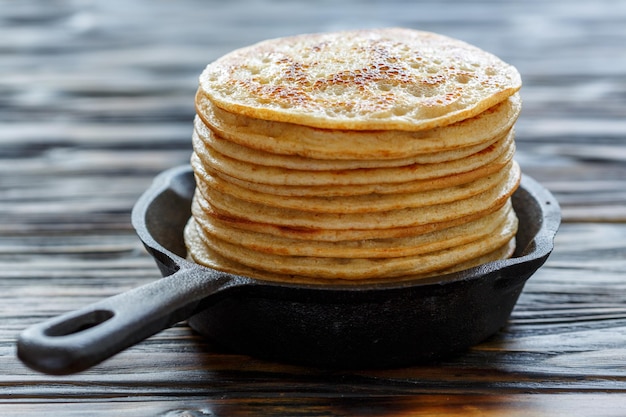 Stapel pannenkoeken in een gietijzeren pan