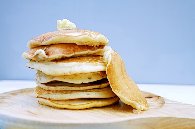 stapel pannenkoeken in houten lade op tafel