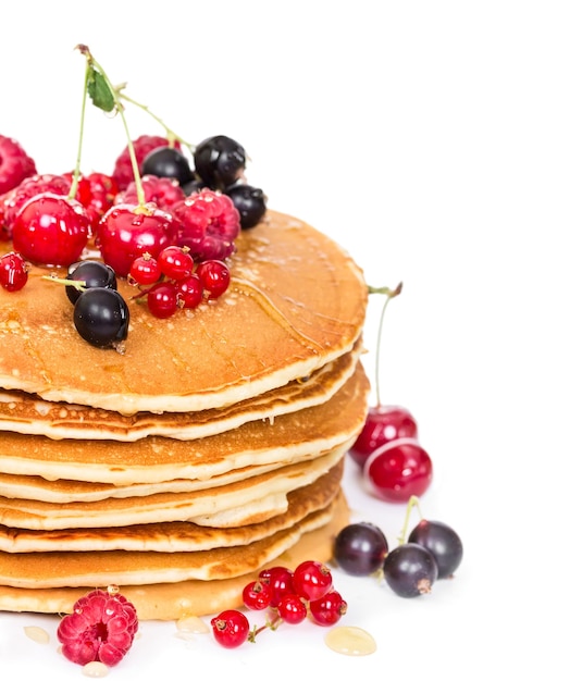 Stapel pannenkoeken met bessen en honing