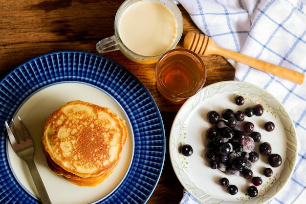 stapel pannenkoeken met honing en bosbes