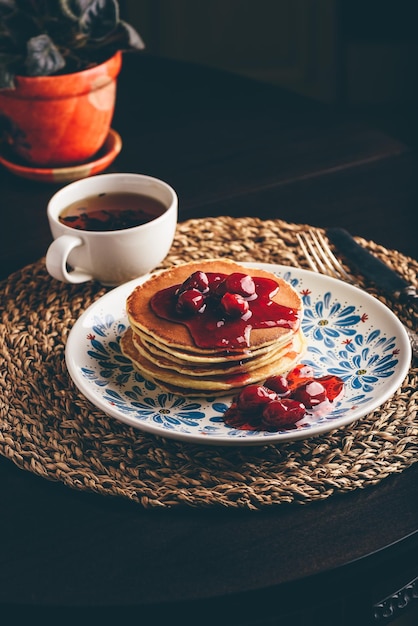 Stapel pannenkoeken met marmelade van kornoelje-bessen