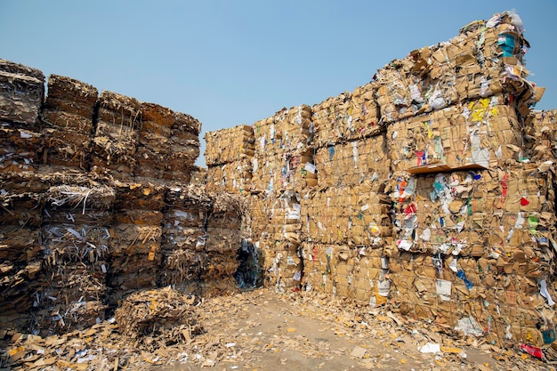 Stapel papierafval voordat het wordt versnipperd bij recycling