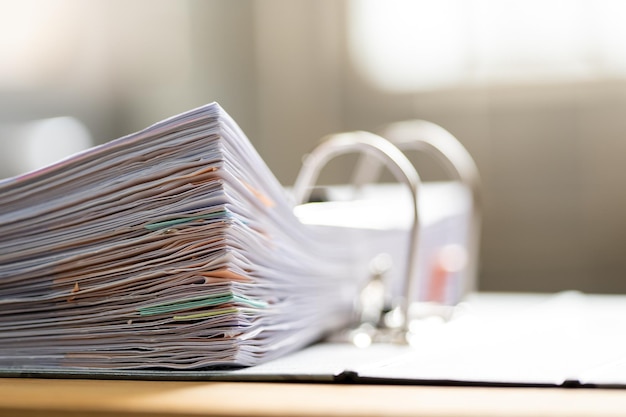 Stapel papieren bestanden documenten bereikt met clips op werk op kantoor