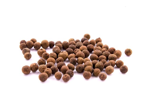 Stapel piment geïsoleerd op een witte achtergrond
