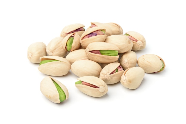 Stapel pistachenoten geïsoleerd op wit