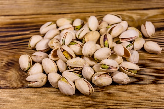 Stapel pistachenoten op een houten tafel