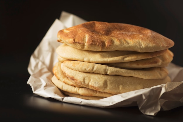 Stapel pitabroodje lavash, gezonde zelfgemaakte traditionele Oost-flatbread brood lavash, cyprus, Turks brood, op de zwarte achtergrond.