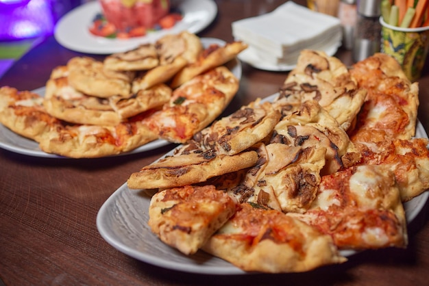 Stapel Pizzaplakken bij het hotelbuffet