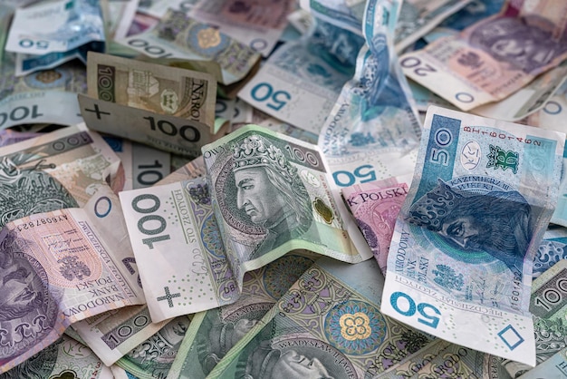 Stapel Poolse bankbiljetten zloty als financiële achtergrond
