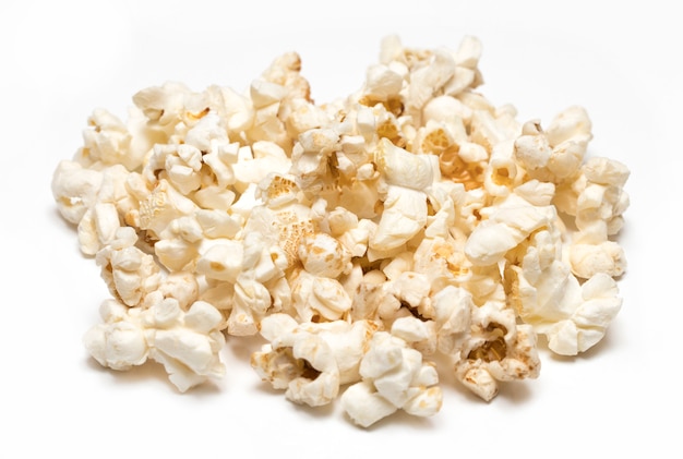 Stapel popcorn geïsoleerd op een witte achtergrond