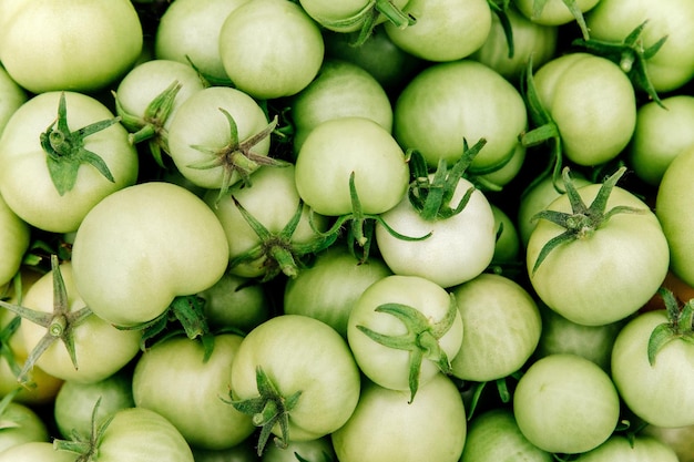 Foto stapel rauwe natuurlijke groene tomaten augurk groene tomaten in een supermarkt