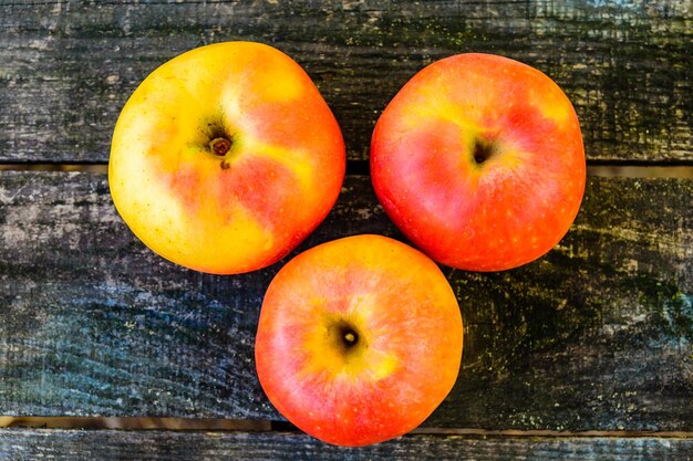 Foto stapel rijpe appels op een houten tafel