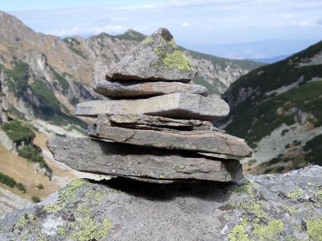 Stapel rotsen in de berg tegen de lucht.