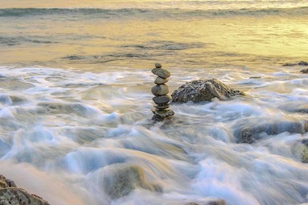Foto stapel rotsen in de zee