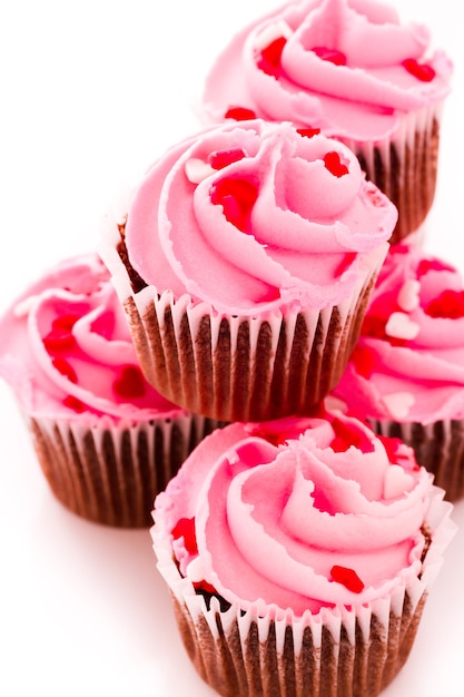 Stapel roze cupcakes met verlovingsring bovenop.