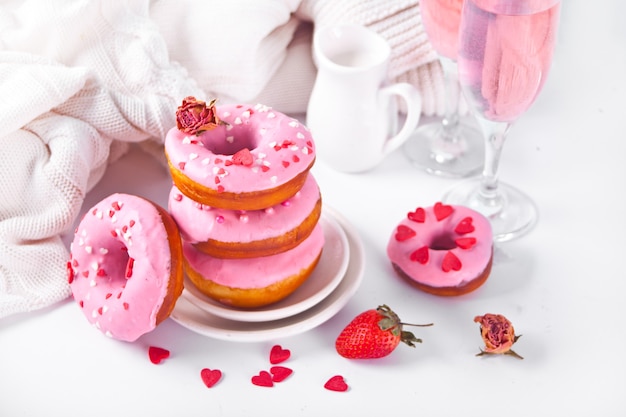 Stapel roze donuts op de plaat. Valentijnsdag concept.