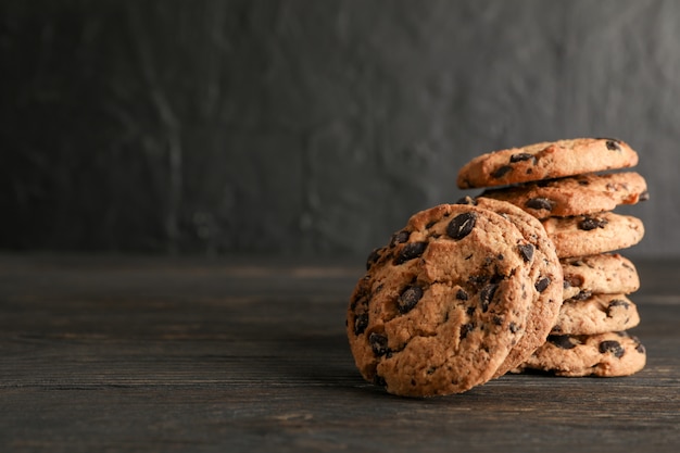 Stapel smakelijke chocoladeschilferkoekjes op houten. Ruimte voor tekst