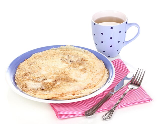 Stapel smakelijke pannenkoeken op wit wordt geïsoleerd