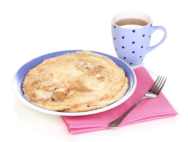 Stapel smakelijke pannenkoeken op wit wordt geïsoleerd