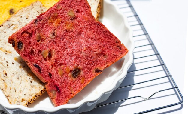 Stapel sneetjes brood met volkoren granen