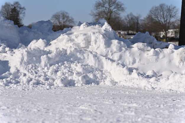 Stapel sneeuw na de sneeuwstorm