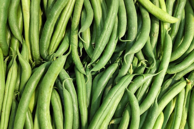 Stapel sperziebonen op een marktkraam