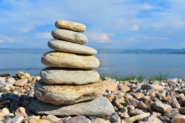 Stapel stenen op het strand-close-up