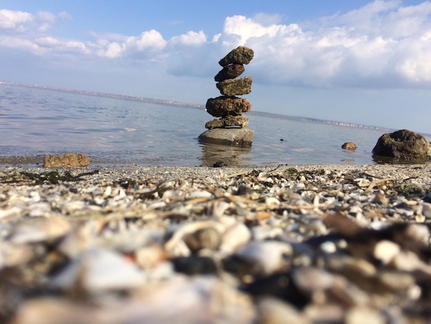 Foto stapel stenen op het strand tegen de lucht.
