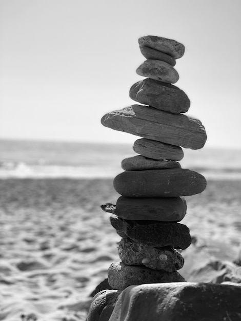 Stapel stenen op het strand.