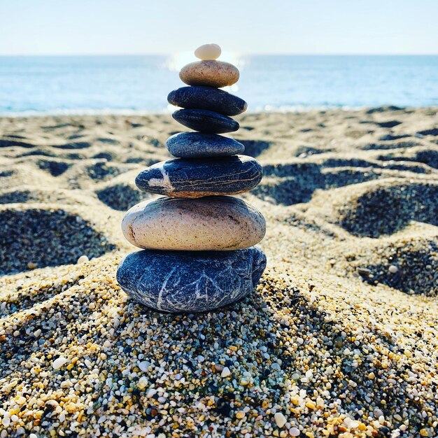 Foto stapel stenen op het strand.