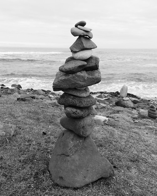 Foto stapel stenen op het strand.