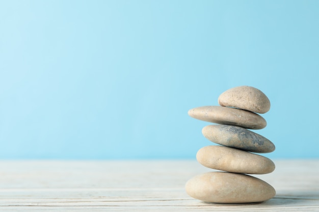 Stapel stenen op houten tafel. Zen concept