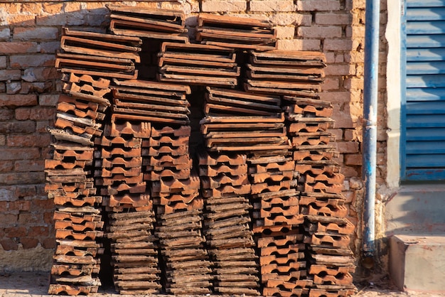 Stapel tegels een stapel tegels leunend tegen een bakstenen muur met een mooie textuur in een klein stadje in Brazilië natuurlijke licht selectieve focus